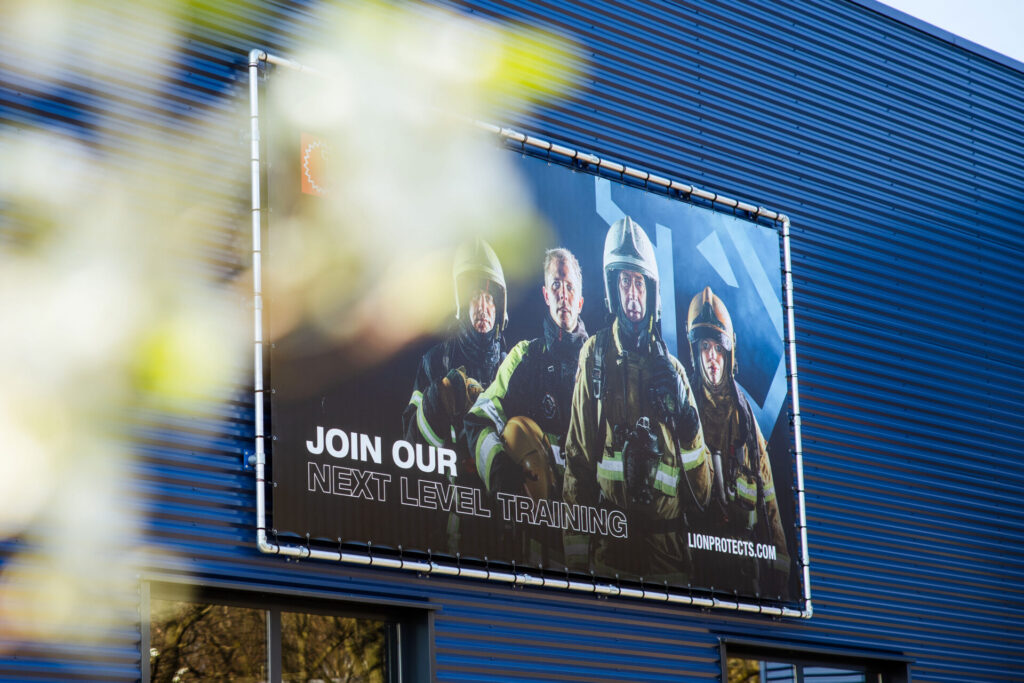 Neonzwart realisatie LION protects Tilburg pand aankleding