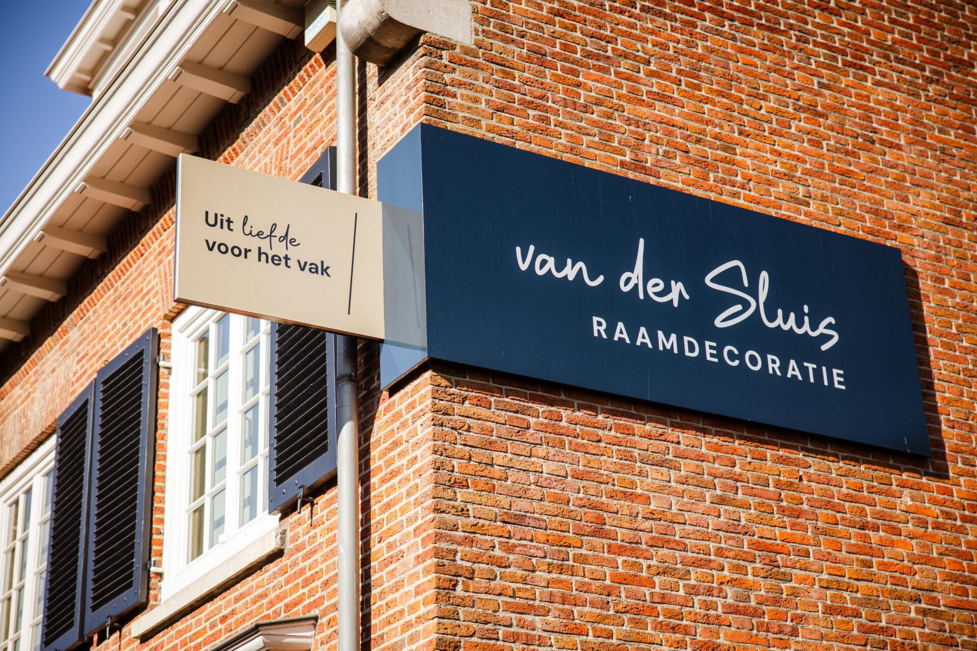 Neonzwart realisatie Van der Sluis raamdecoratie pandbelettering